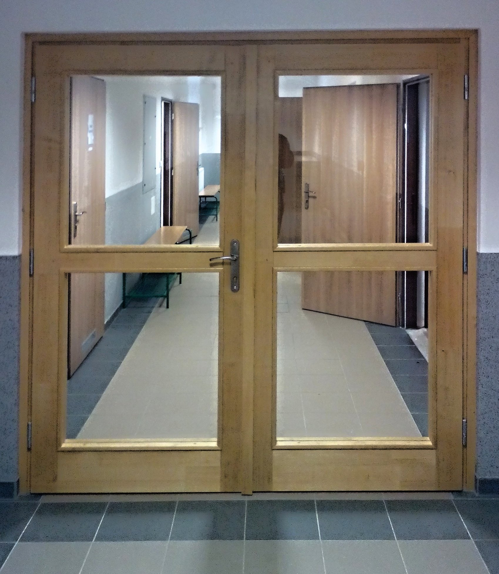 Základní škola Pyšely – zabezpečení únikové cesty protipožárními dveřmi