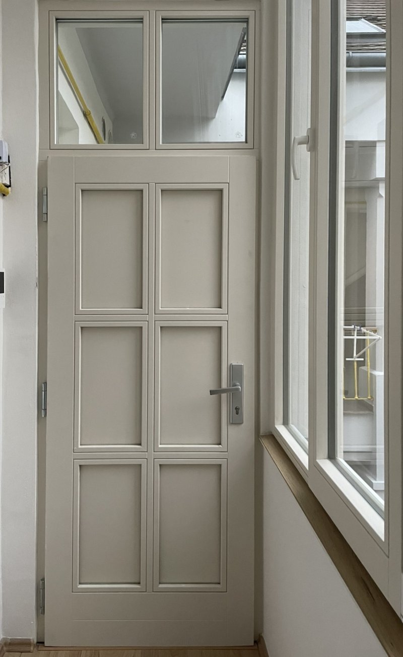 Protipožární dveře s historickým vzhledem na pavlače smíchovské budovy