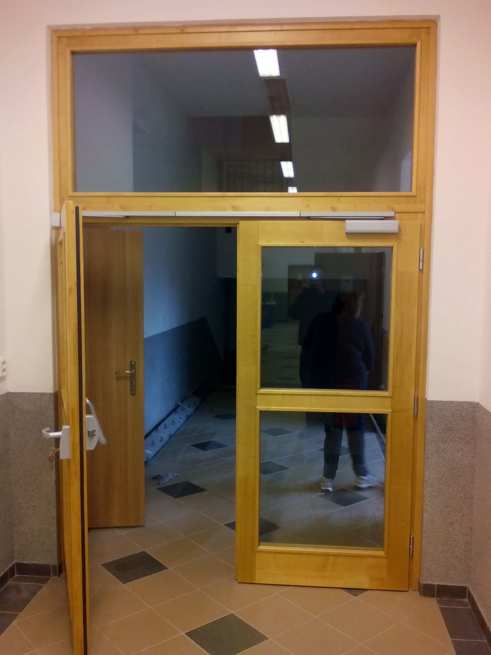 Základní škola Pyšely – zabezpečení únikové cesty protipožárními dveřmi